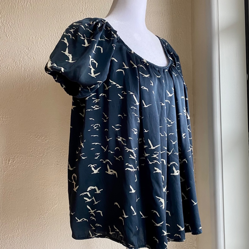 Ulla Johnson navy blue and ivory flock of birds print silk top Size 6 - Picture 4 of 12